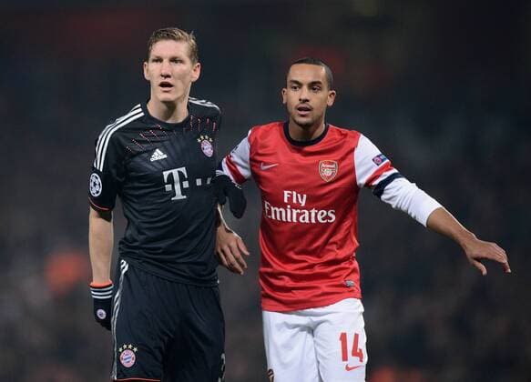 FUSSBALL CHAMPIONS LEAGUE ACHTELFINALE HINSPIEL 2012 2013 FC Arsenal London - FC Bayern München 19.02.2013 Bastian Schweinsteiger (li, FC Bayern München) und Theo Walcott (Arsenal) 