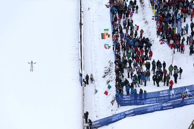 SKI NORDISCH - FIS Nordische WM 2013 PREDAZZO,ITALIEN,22.FEB.13 - SKI NORDISCH, SKISPRINGEN - FIS Nordische Ski Weltmeisterschaften 2013 in Val di Fiemme, Normalschanze, Damen. Bild zeigt Fans. 