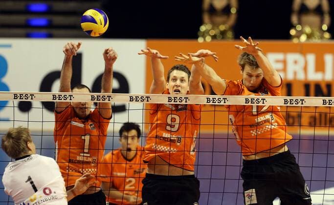 Scott Touzinski, Ricardo Galandi, Paul Caroll, BR Volleys, hinten, vorne Durk Mehlberg, Rottenburg, Angriff, Abwehr, Schmetter, Aktion, quer Berlin Recycling Volleys, BR Volleys vs RV Rottenburg, 1. Bundesliga, Deutsche Volleyball Liga, DVL, 2012 2013, Herren, Männer, Volleyvall, Deutschland, Germany, Max-Schmeling-Halle Berlin, 23.2.2013