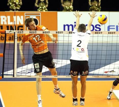 23.02.2013, Max-Schmeling-Halle, Berlin, GER, 1.DVL, Berlin Recycling Volleys, vs TV Rottenburg im Bild, Paul Carroll (Berlin Recycling Volleys), Phillip Trenkler (BTV 1861 Rottenburg)