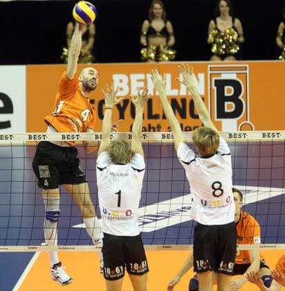 23.02.2013, Max-Schmeling-Halle, Berlin, GER, 1.DVL, Berlin Recycling Volleys, vs TV Rottenburg im Bild, Aleksandar Spirovski (Berlin Recycling Volleys), Dirk Mehlberg (BTV 1861 Rottenburg), Felix Isaak (BTV 1861 Rottenburg)