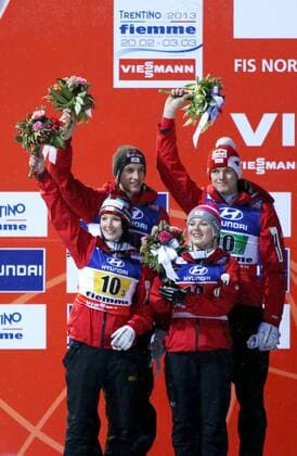 SKI NORDISCH - FIS Nordische WM 2013 PREDAZZO,ITALIEN,24.FEB.13 - SKI NORDISCH, SKISPRINGEN - FIS Nordische Ski Weltmeisterschaften 2013 in Val di Fiemme, Normalschanze, Mixed-Teambewerb, Siegerehrung, Flower Ceremony. Bild zeigt den Jubel von Jacqueline Seifriedsberger, Chiara Hölzl, Gregor Schlierenzauer und Thomas Morgenstern (AUT). 