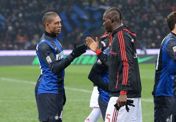 FUSSBALL INTERNATIONAL SERIE A SAISON 2012 2013 26. Spieltag Inter Mailand - AC Mailand 24.02.2013 Juan Jesus (Inter Mailand) begrüßt Mario Balotelli (re, AC Mailand) 