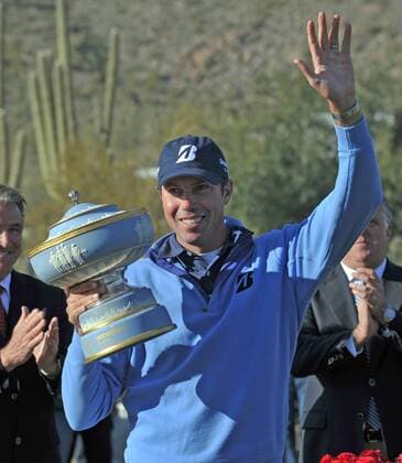 Matt Kuchar holds the Walter Hagen Cup as he waves to the fans after winning the Accenture World Golf Championship at The Golf Club at Dove Mountain in Marana, Arizona February 24, 2013.  PXP2013022409