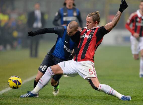 FUSSBALL INTERNATIONAL SERIE A SAISON 2012 2013 26. Spieltag Inter Mailand - AC Mailand 24.02.2013 Rodrigo Palacio (li, Inter Mailand) gegen Philippe Mexes (re, AC Mailand) 