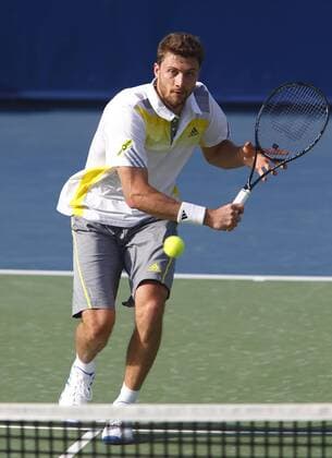 Dubai Tennis Championships 2013, ATP Tennis Herren Tennis Turnier,International Series,Dubai Tennis Stadium, U.A.E.,Daniel Brands (GER),Aktion,Einzelbild,Ganzkoerper,Hochformat,