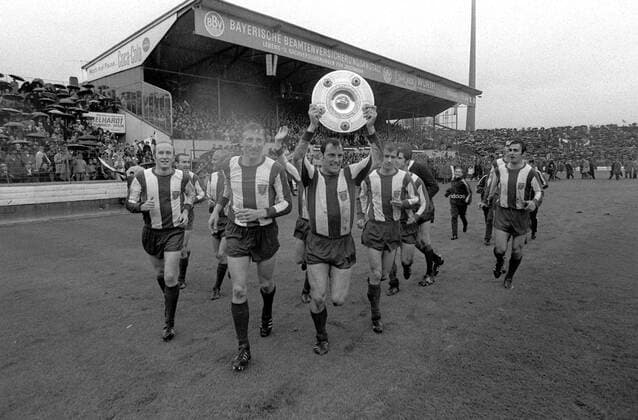 Fußball, FC Bayern München, Deutscher Meister 1969 Die Mannschaft des FC Bayern Muenchen mit der Schale des Deutschen Meisters auf der Ehrenrunde v.li. Dieter BRENNINGER, Rainer OHLHAUSER, Helmut SCHMIDT, Georg SCHWARZENBECK, Werner OLK, Franz ROTH, Peter PUMM, Gerd MÜLLER UND August -Gustl- Starek, QF, s w Fussball-Bundesliga, FC Bayern Muenchen Deutscher Meister 1969 nach dem Spiel FC Bayern Muenchen - Hannover 96 2:1, am 07.06.1969 in München