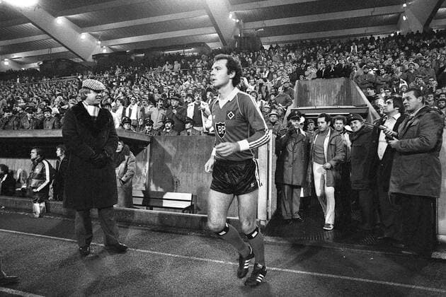 Franz BECKENBAUER (HH) laeuft zu seinem ersten Einsatz fuer den HSV auf den Platz; Erstes Spiel, erster Einsatz von Franz Beckenbauer fuer den HSV; Fussball-Bundesliga VfB Stuttgart (S) - Hamburger SV (HH) 3:2, am 15.11.1980 in Stuttgart Deutschland