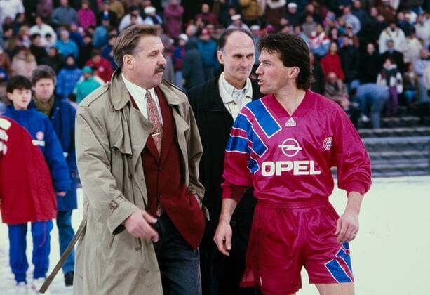 FUSSBALL 1. BUNDESLIGA SAISON 1992 1993 20. Spieltag FC Bayern München - Eintracht Frankfurt 06.03.1993 Trainer Dragoslav Stepanovic (li, Eintracht Frankfurt) und Lothar Matthäus (re, Bayern München)