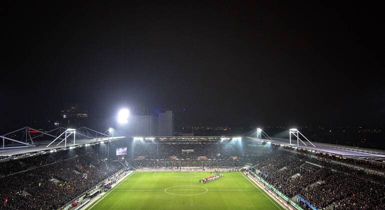 Fußball, Stadiongeschichte FC St. Pauli Die Mannschaften kommen auf das Spielfeld. Millerntorstadion unter Flutlicht. Links die neuen Gegengerade, Südtribüne, rechts Haupttribüne und im Vordergrund die alte Nordkurve 18.02.2013, Hamburg, FC St.Pauli vs. FC Köln, 22.Spieltag