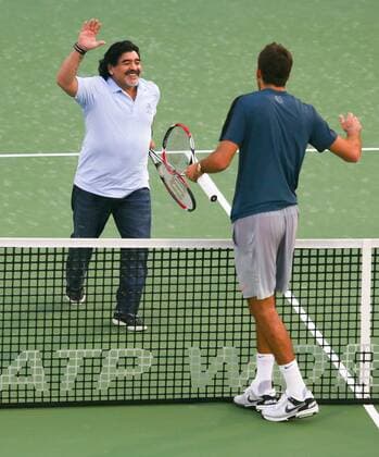 Dubai Tennis Championships 2013, ATP Tennis Herren Tennis Turnier,International Series,Dubai Tennis Stadium, U.A.E.,Fussball Legende Diego Maradona (ARG) auf dem Centre Court mit Juan Martin Del Potro (ARG, Ganzkörper,