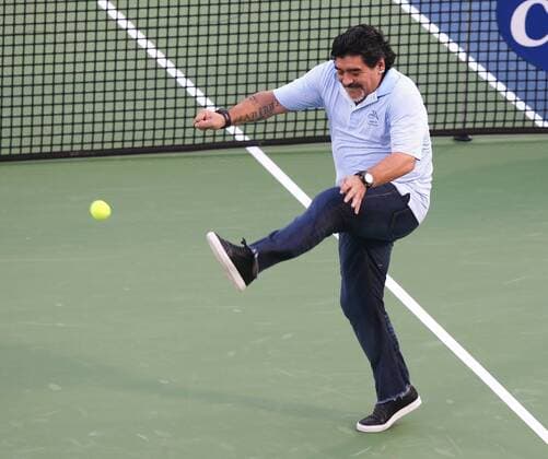 Dubai Tennis Championships 2013, ATP Tennis Herren Tennis Turnier,International Series,Dubai Tennis Stadium, U.A.E.,Fussball Legende Diego Maradona (ARG) kickt Tennisbälle ins Publikum,Einzelbild,Aktion, Ganzkörper, Hochformat,