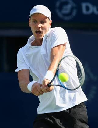 Dubai Tennis Championships 2013, ATP Tennis Herren Tennis Turnier,International Series,Dubai Tennis Stadium, U.A.E., Tomas Berdych (CZE),Einzelbild,Aktion, Halbkörper, Hochformat,