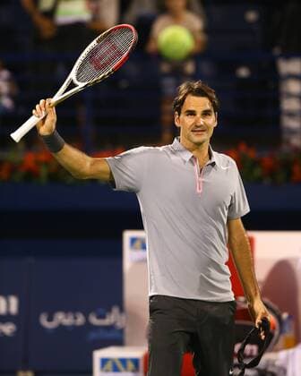 Dubai Tennis Championships 2013, ATP Tennis Herren Tennis Turnier,International Series,Dubai Tennis Stadium, U.A.E., Roger Federer (SUI) winkt und bedankt sich beim Publikum nach seinem SiegEinzelbild,Halbkoerper,Hochformat,