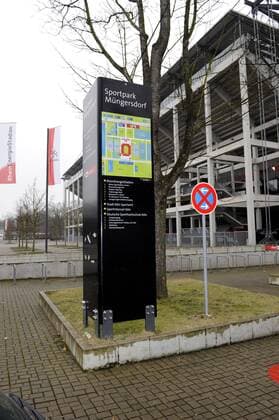 Wegweiser Sportpark Müngersdorf vor dem Rheinenergie Stadion in Köln, der Heimat des 1. FC Köln am 01.03.2013