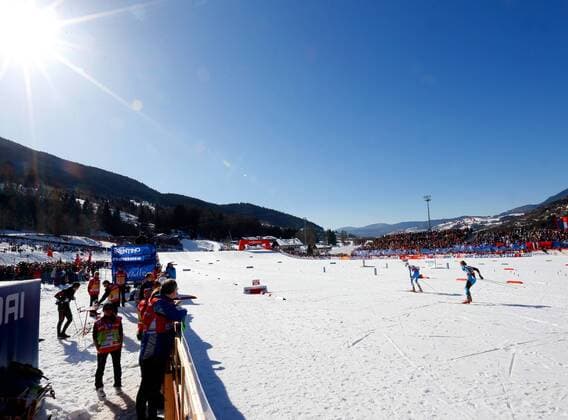 SKI NORDISCH - FIS Nordische WM 2013 TESERO,ITALIEN,01.MAR.13 - SKI NORDISCH, LANGLAUF - FIS Nordische Ski Weltmeisterschaften 2013 in Val di Fiemme, 4x10km Staffel der Herren. Bild zeigt zwei Athleten im Langlaufstadion von Tesero. 