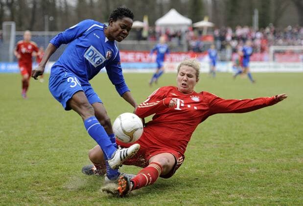 Genoveva Anonma (li., Pot) und Amber Brooks (FCB), 1.FFC Turbine Potsdam - FC Bayern München, Fußball, Frauen, DFB-Pokal, Saison 2012 2013, Potsdam, 03.03.2013,
