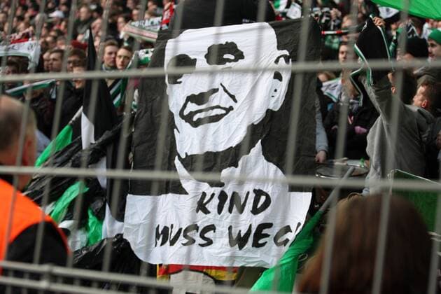 Hannover 96 Fans mit Plakat Martin Kind muss weg