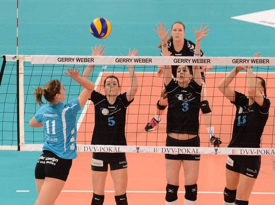 Volleyball - DVV-Pokal Finale Frauen - 03.03.2013, VC Wiesbaden vs. Schweriner SC, v.l. 11 - Anne Buijs (SSC), 5 - Martina Viestov (VCW), 3 - Micheli Tomazela Pissinato (VCW), 13 - Regina Burchardt (VCW) -