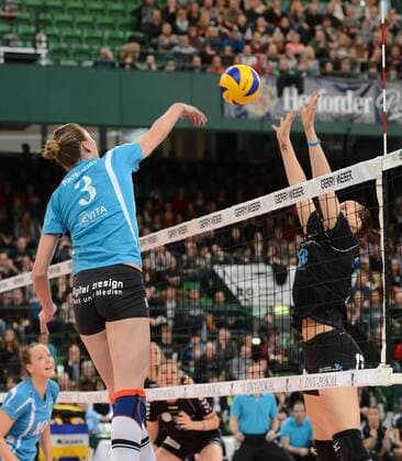 Volleyball - DVV-Pokal Finale Frauen - 03.03.2013, VC Wiesbaden vs. Schweriner SC, v.l. 3 - Quinta Steenbergen (SSC), 13 - Regina Burchardt (VCW) -