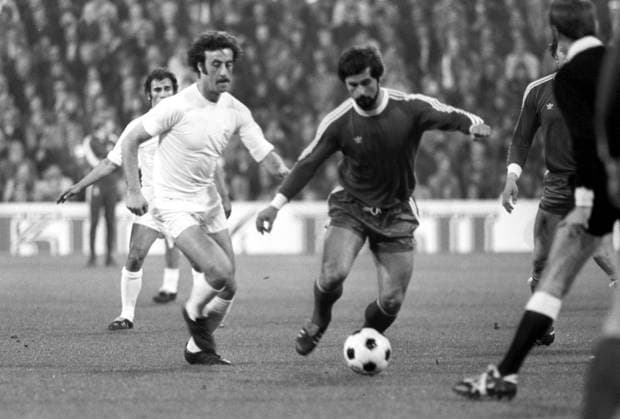 FC Bayern München - Real CF Madrid 2:0 - Vicente del Bosque (Real, li.) gegen Gerd Müller (Bayern)