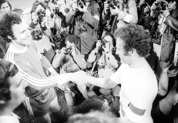 FC Bayern München - Real CF Madrid 2:0 - Die Spielführer Franz Beckenbauer (Bayern, li.) und Amaro Amancio (Real) präsentieren sich den Fotografen