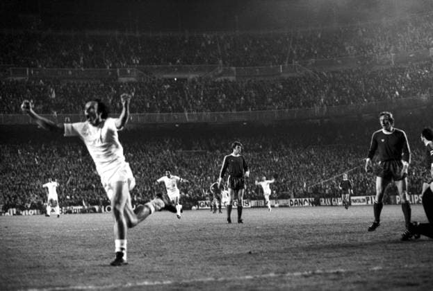 Real CF Madrid - FC Bayern München 1:1 - Robert Juan Martinez (Real) jubelt neben Hans Georg Schwarzenbeck (re.) und Udo Horsmann (beide Bayern)