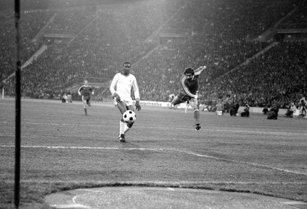 FC Bayern München - SL Benfica Lissabon 5:1 - Gerd Müller (Bayern, re.) gegen Messias Timula (Benfica)