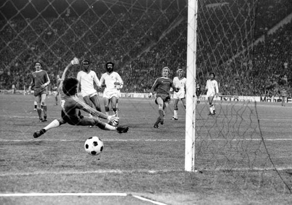 FC Bayern München - SL Benfica Lissabon 5:1 - Bernd Dürnberger (Bayern, 3.v.re.) erzielt ein Tor gegen Torwart Jose Henrique, Messias Timula und Barros (alle Benfica)