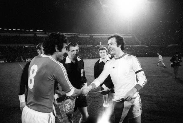 SL Benfica Lissabon - FC Bayern München 0:0 - Die Spielführer Franz Beckenbauer (Bayern, re.) und Toni (Benfica) vor Schiedsrichter John Gordon (Schottland)