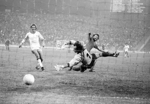 FC Bayern München - SL Benfica Lissabon 4:1 - Paul Breitner (Bayern, re.) erzielt das Tor zum 4:1 gegen Torwart Bento und Alvaro (beide Benfica)