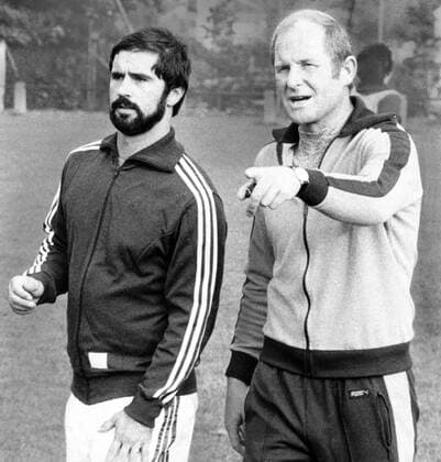 Gerd Müller trainiert beim TSV 1860 München mit, re. Trainer Alfred Baumann