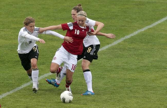 Fussball, Algarve Cup 2013, Frauen, Dänemark vs. Deutschland, Saskia Bartusiak (GER, L), Kim Kulig (GER, R), Pernille M. Harder (DEN, M)