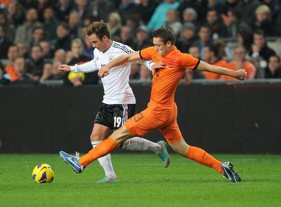 Mittwoch 14.11.2012, Länderspiel, Freundschaftsspiel, Testspiel in Amsterdam Holland, Niederlande - Deutschland 0:0, Mario Goetze (GER) gegen Stefan de Vrij (Niederlande) DeFodi018
