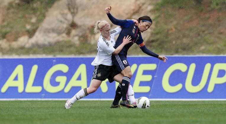 Fussball, Algarve Cup 2013, Frauen, Deutschland vs. Japan, Leonie Maier (GER, L), Yuki Ogimi (JPN, R)