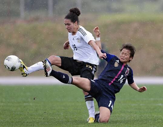 Fussball, Algarve Cup 2013, Frauen, Deutschland vs. Japan, Celia Okoyino da Mbabi (GER, L), Asuna Tanaka (JPN, R)
