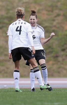 Fussball, Algarve Cup 2013, Frauen, Deutschland vs. Japan, Jubel bei Verena Faißt (GER, R), Babett Peter (GER, L)