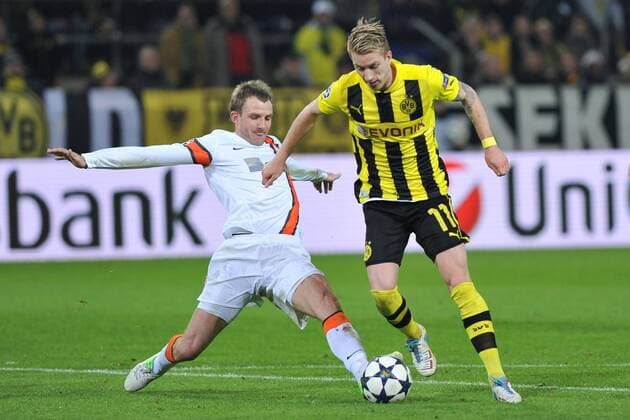Fußball Champions League Borussia Dortmund - Schachtjor Donezk am 05.03.2013 im Signal Iduna Park in Dortmund Olexandr Kucher ( Donezk ), links - Marco Reus ( Dortmund ), rechts