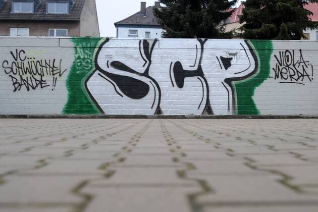 Osnabrueck, Deutschland 08. Maerz 2013: 3. Bundesliga 12 13 - VfL Osnabrueck. Graffiti im Stadionbereich des VfL Osnabrück durch Anhänger der SC Preussen Münster.