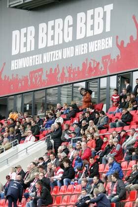 Fußball, Stadiongeschichte Kickers Offenbach Viele leere Plätze bei finanziell angeschlagenen OFC - Wie lange bebt der Berg noch?
