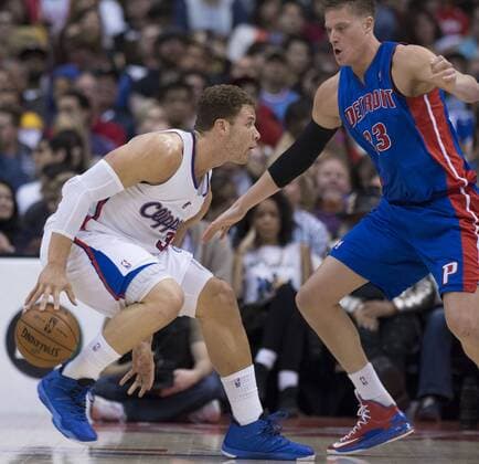 LOS ANGELES, March 10, 2013 - Blake Griffin(L) of Los Angeles Clippers drives the ball during their NBA Basketball Herren USA basketball game against Detroit Pistons in Los Angeles, the United States, March 10, 2013. Clippers won 129-97.(Xinhua Yang Lei) U.S.-LOS ANGELES-NBA-CLIPPERS VS PISTONS 