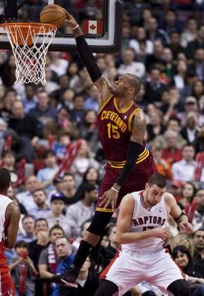 TORONTO, March 10, 2013 - Marreese Speights (Top) of Cleveland Cavaliers dunks the ball during the NBA Basketball Herren USA game against Toronto Raptors at Air Canada Centre in Toronto, Canada, March 10, 2013. Raptors won 100-96. (Xinhua Zou Zheng)(ql) CANADA-TORONTO-NBA-CAVALIERS VS.RAPTORS 