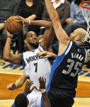 March 10, 2013 - Minneapolis, Minnesota, U.S. - Minnesota Timberwolves DERRICK WILLIAMS, left, drives to the basket against Dallas Mavericks CHRIS KAMAN at the Target Center. NBA Basketball Herren USA 2013 - Mavericks Beat Timberwolves 100-77 - ZUMAm67