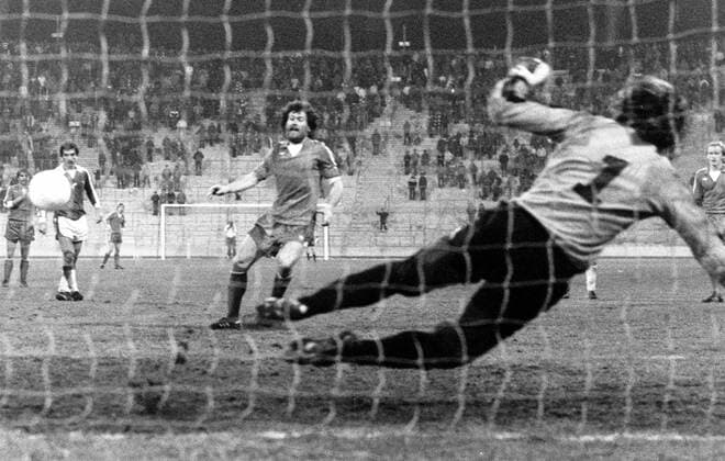 Paul Breitner (FC Bayern München) erzielt gegen Torwart Pavol Michalik (Banik Ostrau) per Elfmeter das Tor zum 2:0