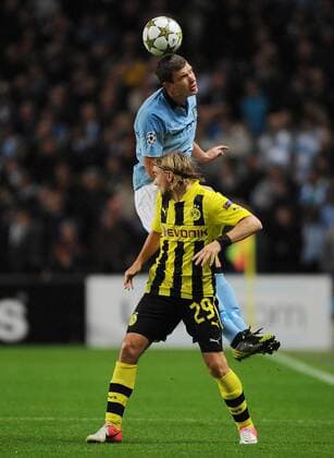 Mittwoch 03.10.2012, UEFA Champions League, Saison 12 13 - in Manchester England, Manchester City FC - BV Borussia Dortmund , Marcel Schmelzer (BVB) gegen Edin Dzeko (ManC) DeFodi018