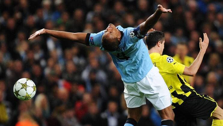 Mittwoch 03.10.2012, UEFA Champions League, Saison 12 13 - in Manchester England, Manchester City FC - BV Borussia Dortmund 1:1, Vincent Kompany (ManC) gegen Robert Lewandowski (BVB) DeFodi018