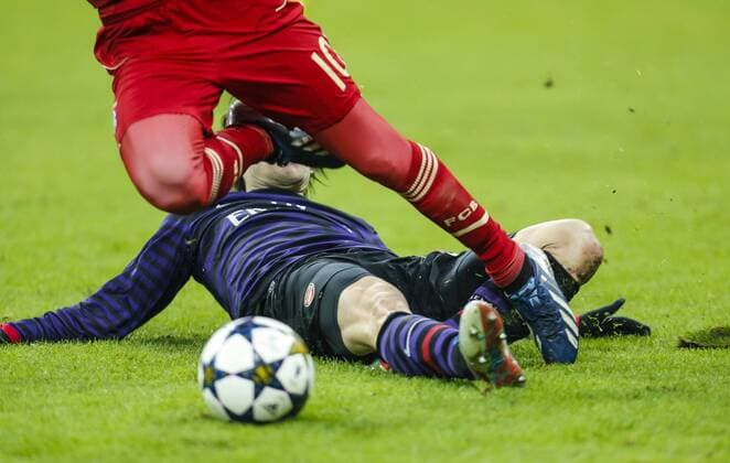 Symbolbild und Illustration im Zweikampf , Aktion um den Ball, Foul, unsportlich, Regelverstoss, gefoult, schweres, Vergehen, unfair FC BAYERN MÜNCHEN - FC ARSENAL LONDON (0 -2 ) Fussball UEFA Champions League, Achtelfinale Rückspiel, München, 13.03.2013 CL Saison 2012 2013, FCB, München, ARS