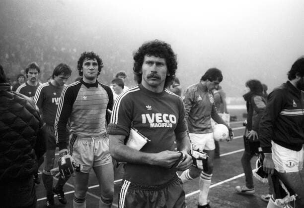 FC Bayern München - Tottenham Hotspur 4:1 - Kapitän Paul Breitner vor Torwart Jean Marie Pfaff, Klaus Augenthaler und Wolfgang Grobe (alle Bayern)