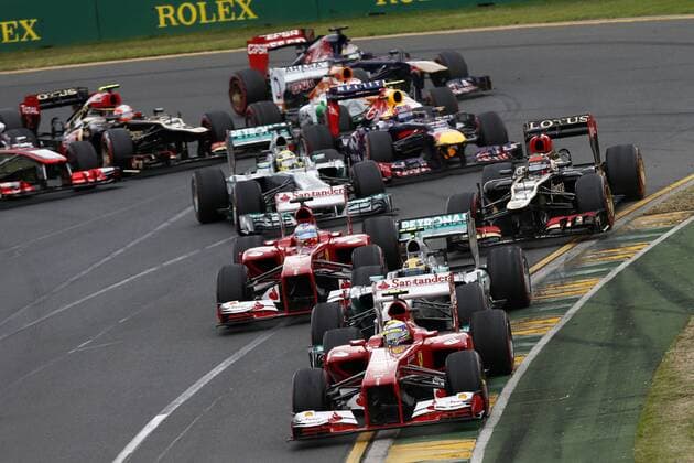 Motorsports: FIA Formula One World Championship 2013, Grand Prix of Australia, start, mass, Masse, Menge, viele, many, 4 Felipe Massa (BRA, Scuderia Ferrari), 10 Lewis Hamilton (GBR, Mercedes AMG Petronas F1 Team), 3 Fernando Alonso (ESP, Scuderia Ferrari), 7 Kimi Räikkönen (FIN, Lotus F1 Team), xHOCHxZWEIx