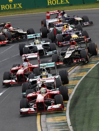 Motorsports: FIA Formula One World Championship 2013, Grand Prix of Australia, start, mass, Masse, Menge, viele, many, 4 Felipe Massa (BRA, Scuderia Ferrari), 10 Lewis Hamilton (GBR, Mercedes AMG Petronas F1 Team), 3 Fernando Alonso (ESP, Scuderia Ferrari), 7 Kimi Räikkönen (FIN, Lotus F1 Team), xHOCHxZWEIx
